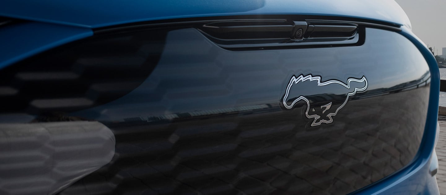 Immagine della Ford Mustang Mach-E con logo Mustang