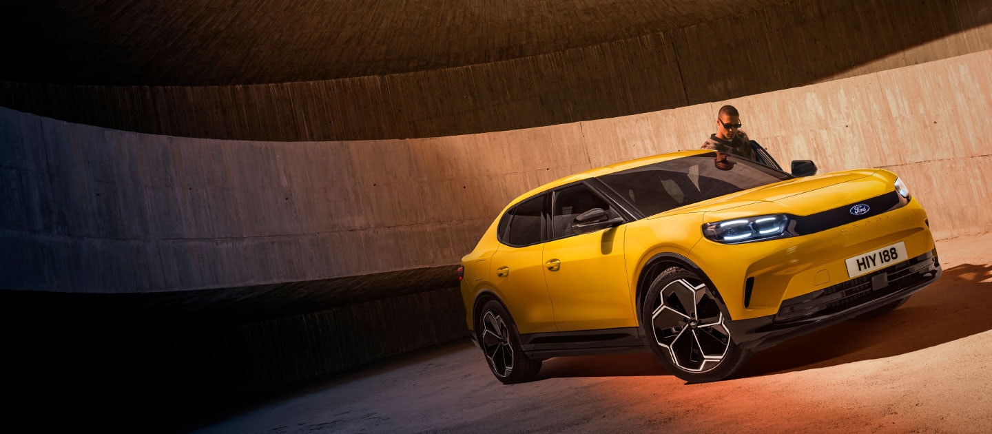 Un nuovo SUV Ford Capri® elettrico giallo parcheggiato.