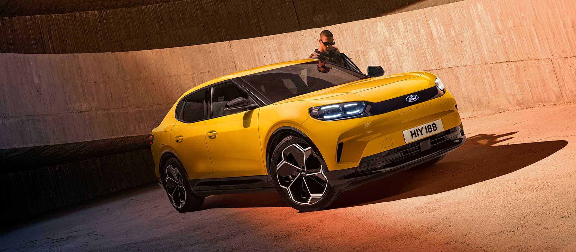 Un nuovo SUV Ford Capri® elettrico giallo parcheggiato.