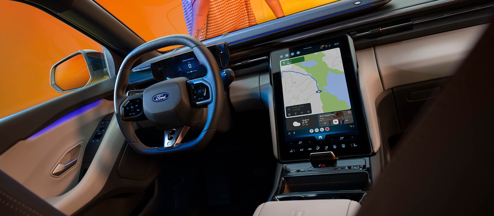 Interni del nuovo Ford Capri® elettrico, l'ampio touchscreen e il sistema di navigazione satellitare connesso al cloud.