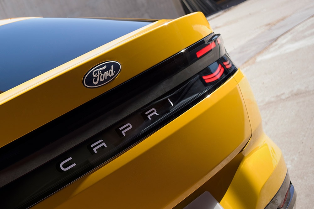 Primo piano della scritta CAPRI sul retro del nuovo SUV Ford Capri® elettrico giallo. 