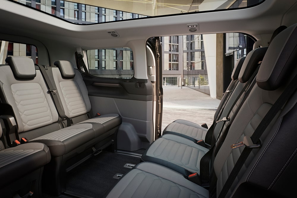 Tre file di sedili flessibili all'interno del monovolume Ford Tourneo Custom.